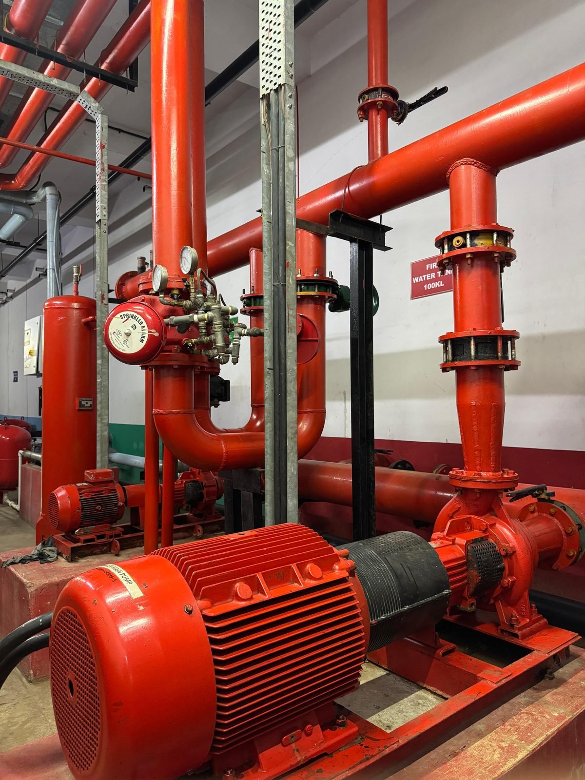 Sprinkler jockey pump and fire water tank installation